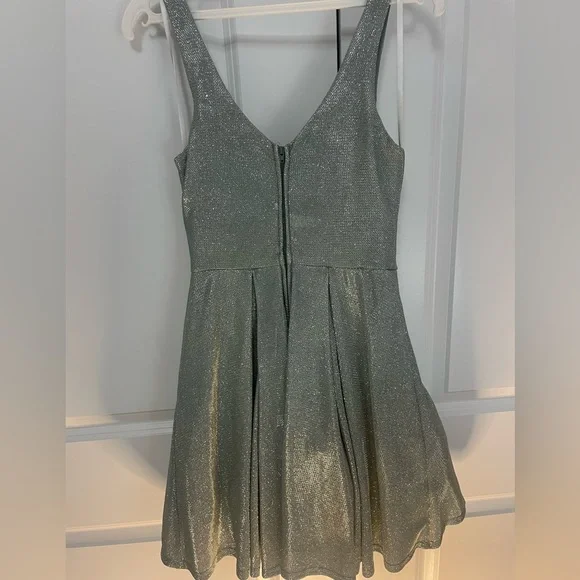 Size 2-4 B. SMART homecoming/formal dress - Picture 8 of 10